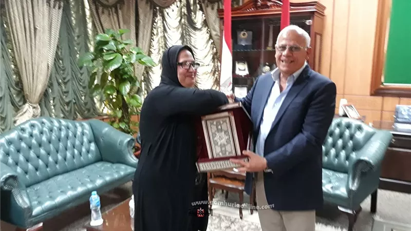 محافظ بورسعيد يكرم مديرة ادارة التعاون الانتاجى