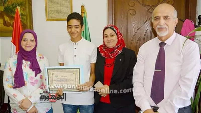 رئيس مجلس مدينة القناطر تكرم الطالب المثالي لعام ٢٠١٩