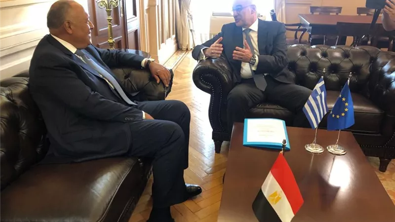 شكري يعقد مباحثات موسعة مع نظيره اليوناني بأثينا