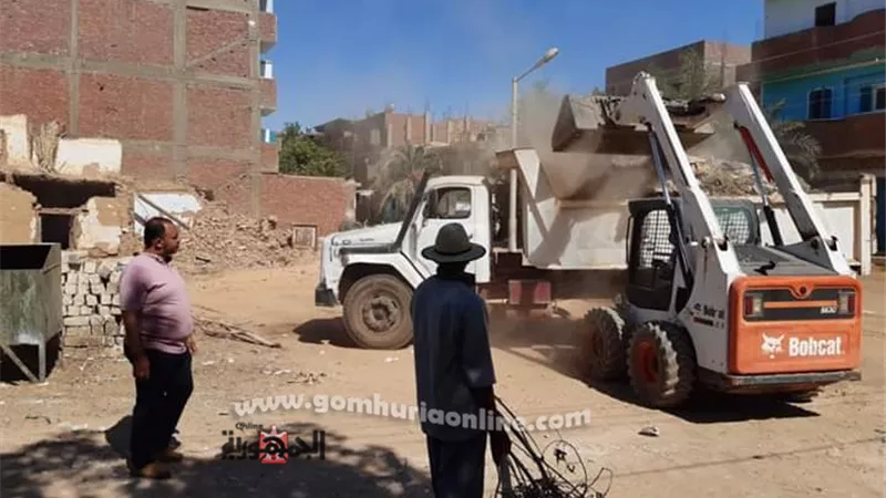 كمال يقود حملة نظافة وتطهير ورفع اشغالات باحياء مدينة موط بالوادى الجديد. صور