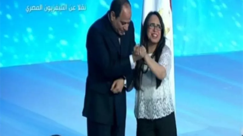 متحدية اعاقة تطلب من الرئيس ان تغني و يرد .. نفسي اسمع صوتك