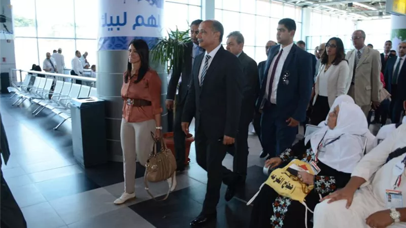 وزيرا السياحة والطيران يتفقدان الصالة الموسمية الخاصة بالحجاج بمطار القاهرة الدولي