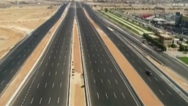 السيسي يشهد فيلما تسجيليا عن الطرق في نموذج محاكاة الحكومة المصرية