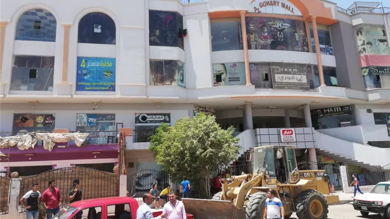جهاز مدينة الشروق يشُن حملة لإزالة الإشغالات ..صور