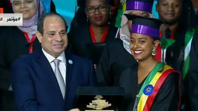 السيسي يكرم عددا من شباب خريجي الدفعة الأولى من البرنامج الرئاسي لتأهيل الشباب الإفريقي..صور