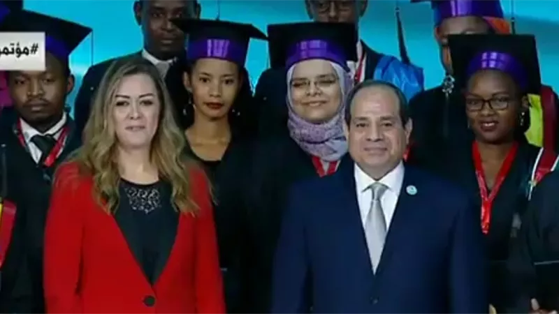 الرئيس يشارك خريجي الدفعة الاولى من البرنامج الرئاسي لتأهيل الشباب الافريقي التقاط الصور التذكارية