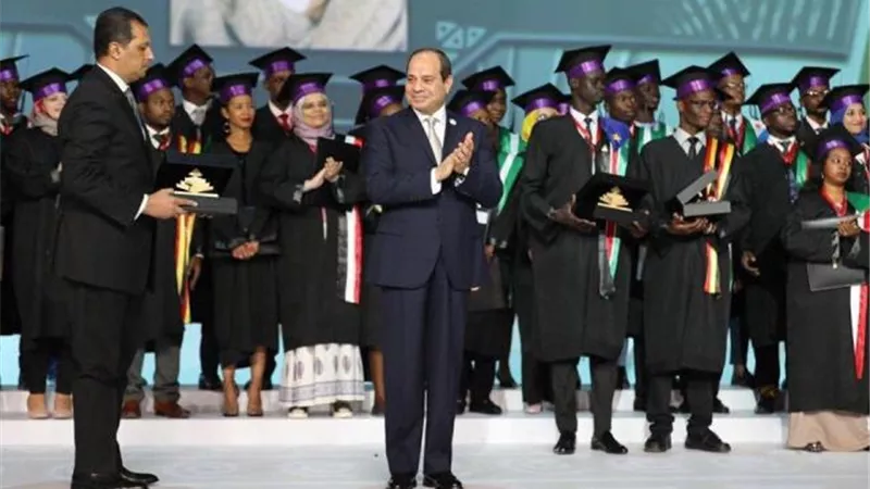 السيسي يشهد تخريج الدفعة الأولى من البرنامج الرئاسي لتأهيل الشباب الافريقي.. صور