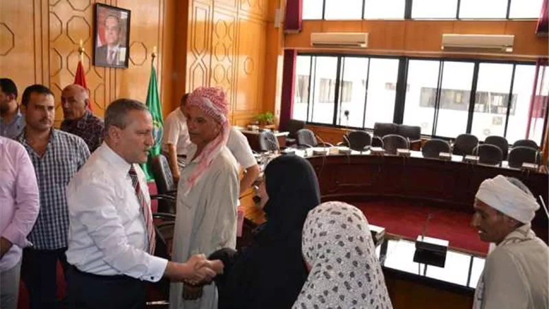 محافظ الإسماعيلية يستعرض مشكلات قرية الاتحادية