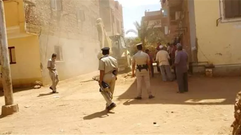 تنفيذ قرارات إزالة وغلق بالشمع الأحمر بالوادى الجديد .. صور