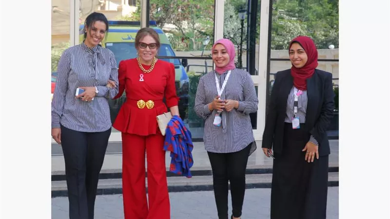 لبنى عبدالعزيز تزور بهية فى جو ملىء بالتفاؤل