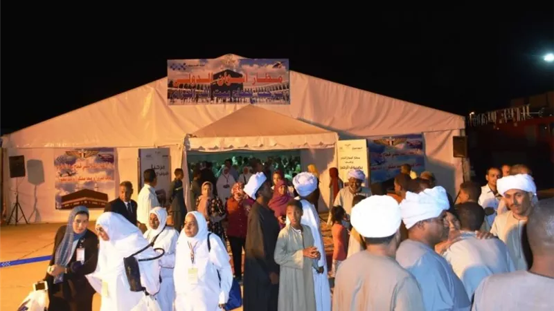 نائب محافظ أسوان يودع رحلتين لحجاج الجمعيات والقرعة بإجمالى 496 حاج بمطار أسوان الدولى