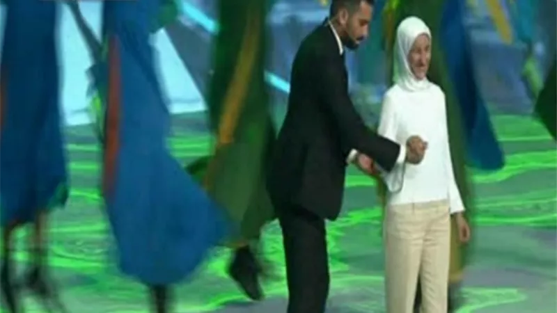 متحدية اعاقة تقدم عرضا غنائيا بمصاحبة الشرنوبي في حفل ختام مؤتمر الشباب