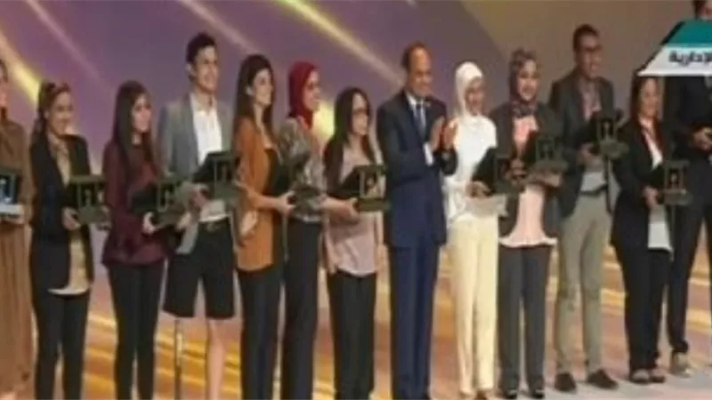 الرئيس يكرم عددا من النماذج الشبابية الناجحة في ختام المؤتمر .. صور