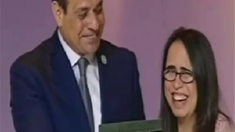 الرئيس يكرم نماذج شابة متميزة من ذوي القدرات الخاصة في ختام المؤتمر..صور