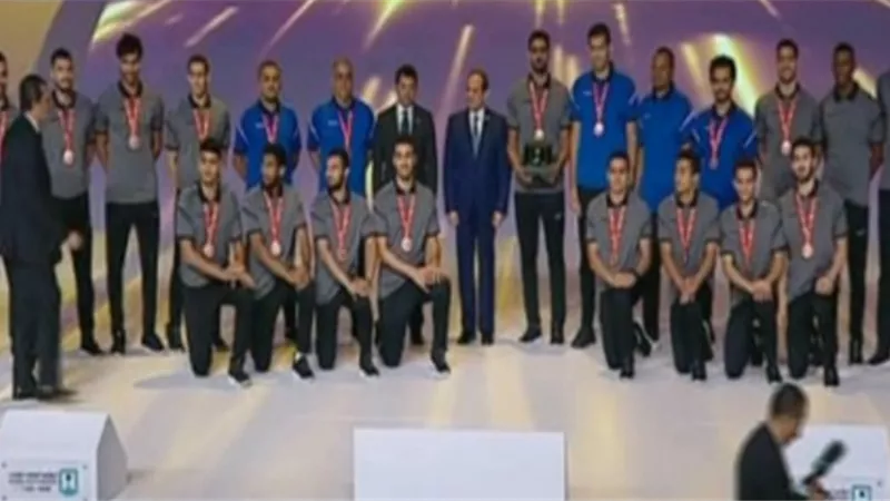 الرئيس يكرم منتخب شباب اليد و يؤكد سنستقبلهم في الرئاسة ونحتفل بهم