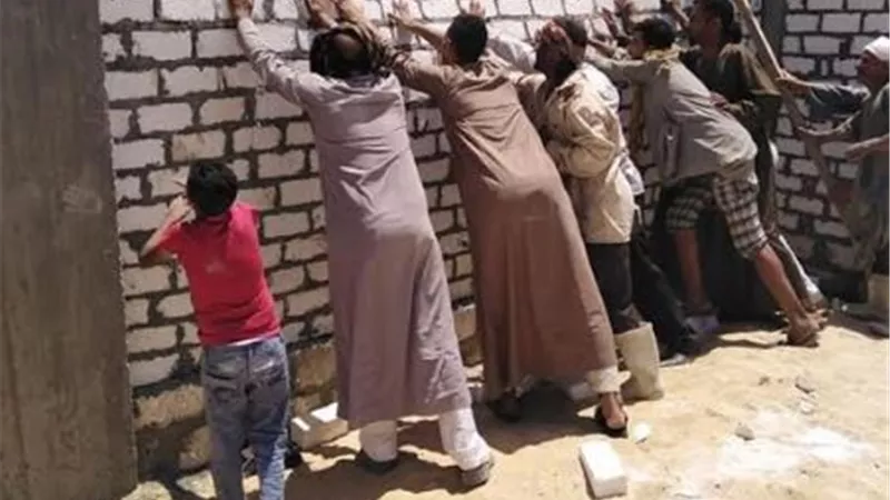 إزالة فورية لحالات بناء مخالف بمركز الفتح بأسيوط