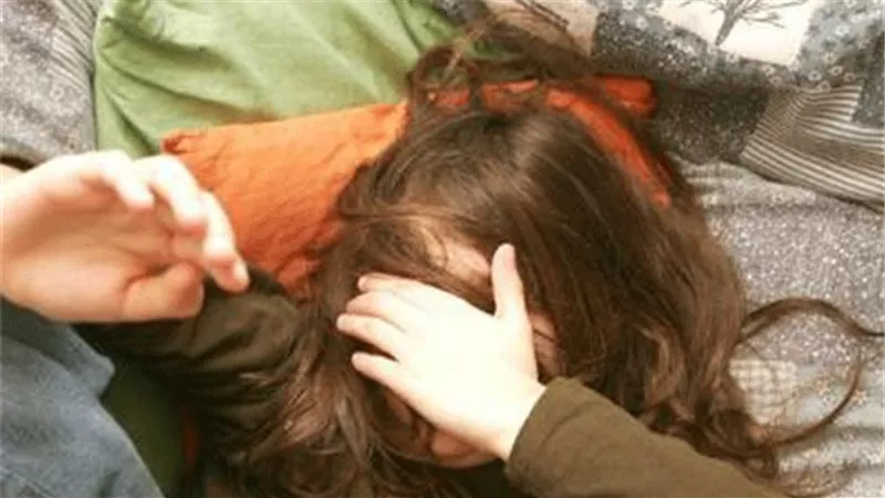 استغل غياب زوجته.. الأب المفترس يغتصب طفلته ويهدده