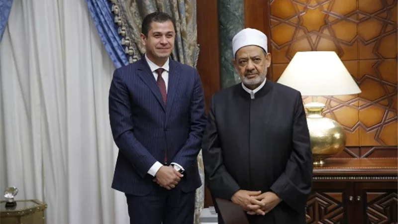 الإمام الأكبر يتبرع بنصف مليون جنيه لتحيا مصر