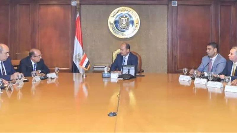 اجتماع رؤساء المجالس التصديرية مع رئيس الوزراء لإقرار الآلية التنفيذية لبرنامج رد الأعباء الجديد.. قريبا