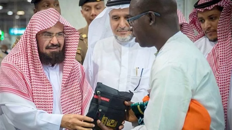 السديس يشارك في توزيع هدايا حملة “خدمة الحاج والزائر وسام فخر لنا”