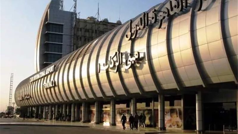 جمارك المطار تضبط امريكي يحاول تهريب مشغولات ذهبية