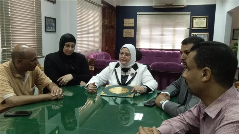 وكيل تعليم كفر الشيخ تكرم العاملين بمدرسة لتفاديهم السلبيات خلال 24 ساعة