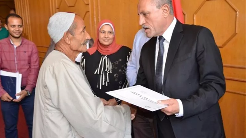 الإسماعيلية تسلم 40 عقد تمليك لأراضي وضع اليد ..صور