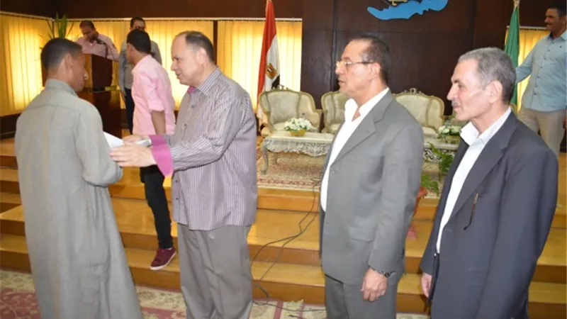 محافظ الفيوم يسلم عقود جديدة للمنتفعين بأراضى أملاك الدولة