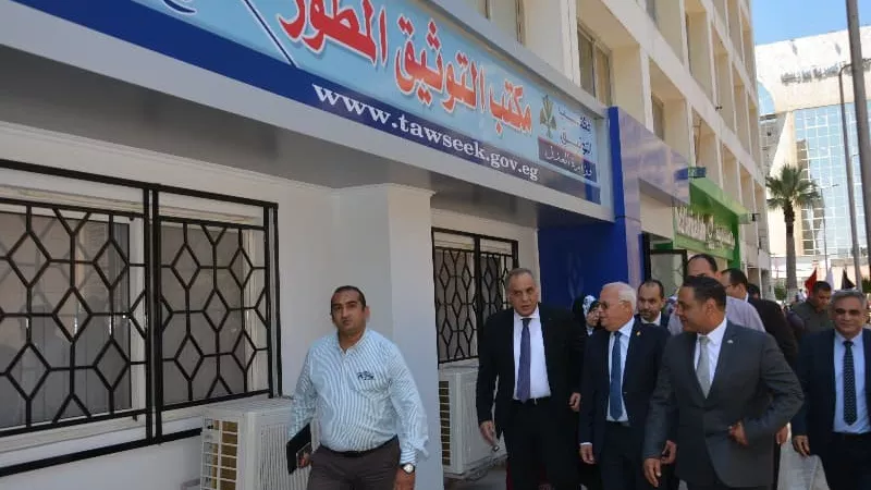 صور.. محافظ بورسعيد ونائب وزير الاتصالات يفتتحان مركز التوثيق المطور