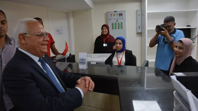 نائب وزير الإتصالات ومحافظ بورسعيد يفتتحان مركز حي الشرق المميكن