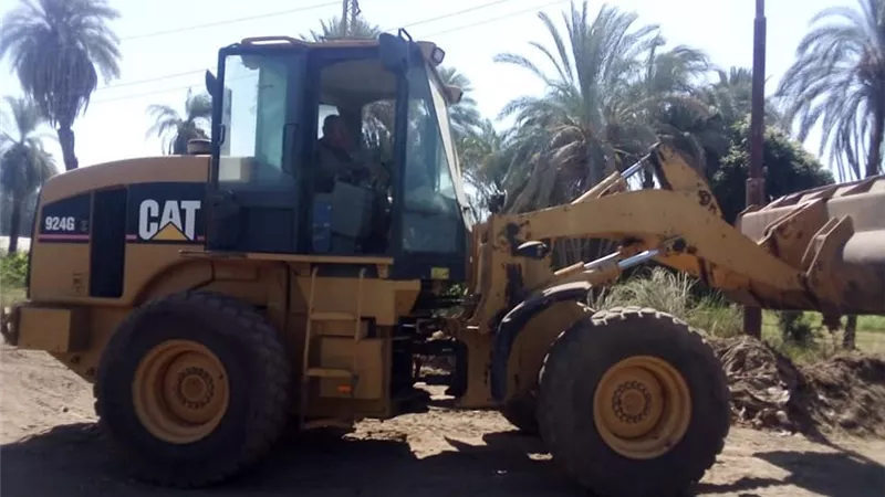 رفع وإزالة الأتربة والمخلفات على جانبى ترعة المعلا بالطود جنوب الأقصر