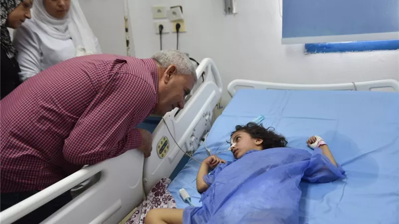 محافظ مطروح يطمئن على الطفلة ساندرا ويوجه بكافة الرعاية الطبية