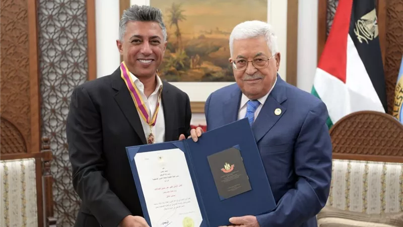 الرئيس الفلسطيني يقلد 