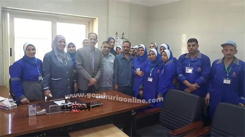 مدير مستشفي الباجور العام يكرم عمال النظافة لأدائهم المتميز