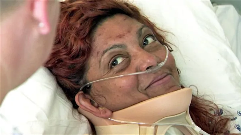 تنجو من الموت بعد أن ظلت 6 أيام حبيسة سيارتها تتغذى على مياة الأمطار