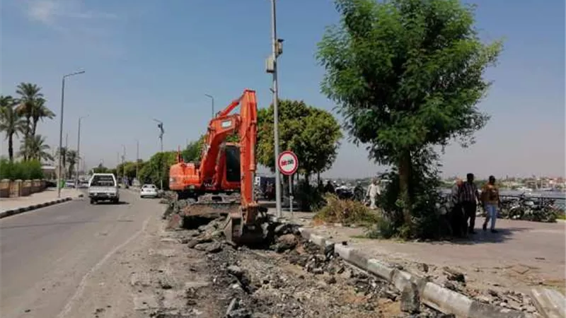 الأقصر تواصل أعمال تطوير الكورنيش لليوم الثامن على التوالى