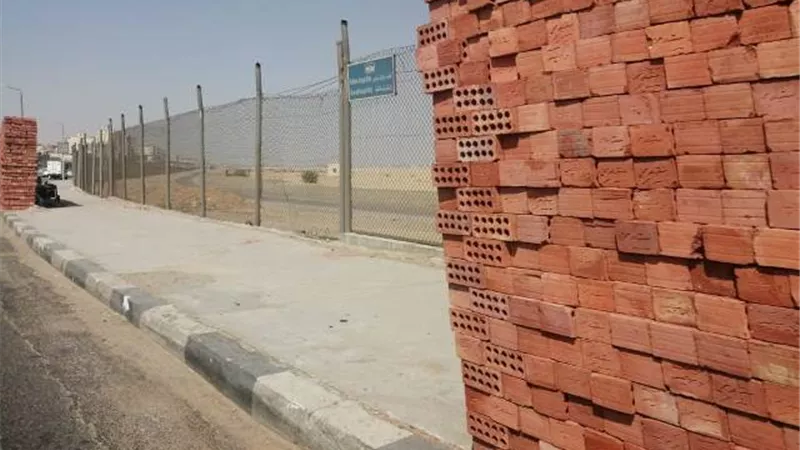 مطار القاهرة : استبدال الاسوار الحديدية باخري حجرية مسلحة للحفاظ على الخصوصية وزيادة التأمين