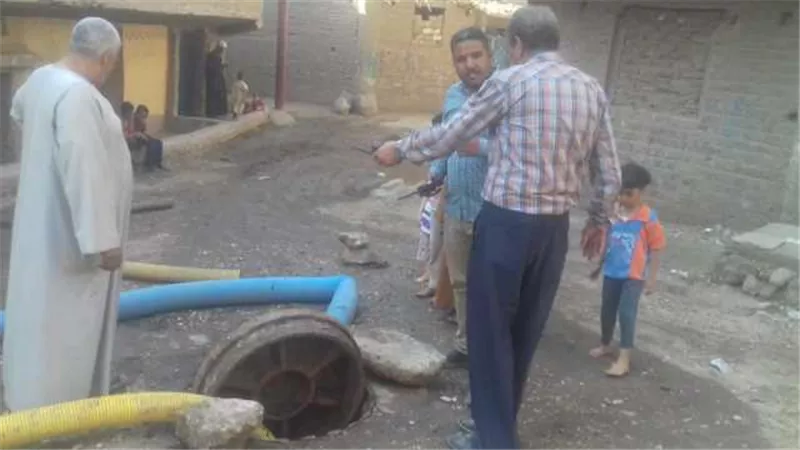 سيارات مياه لأنسداد الصرف الصحي في درنكة بأسيوط..صور