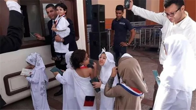 جولة للأطفال داخل مطار القاهرة بملابس الاحرام