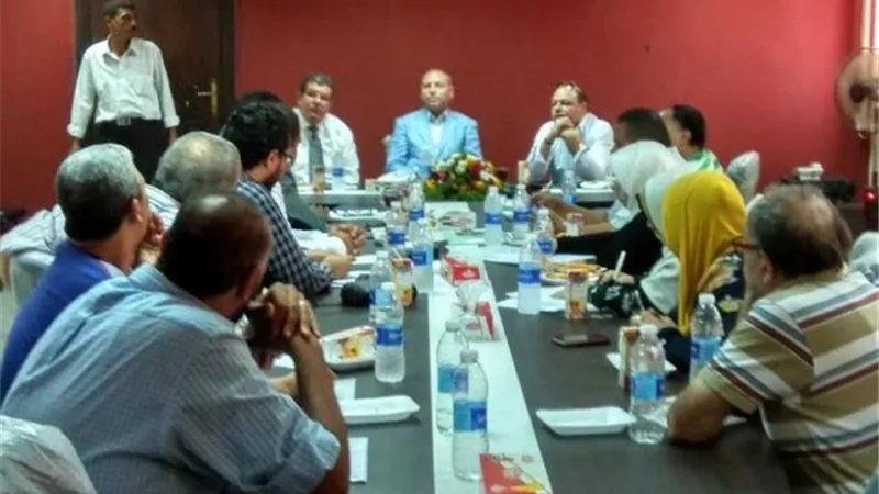 اجتماع نائب محافظ القاهرة لانهاء مشروع الصرف الصحى بشارع المطراوى