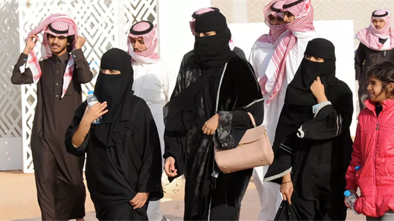 السعودية تسمح للمرأة بالسفر دون إذن ولي