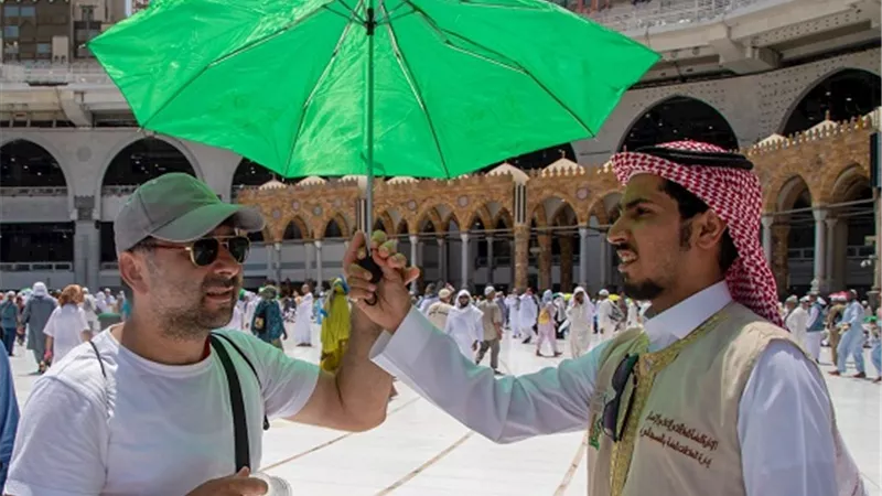 مظلات الرئاسة العامة لشؤون الحرمين تظل ضيوف الرحمن