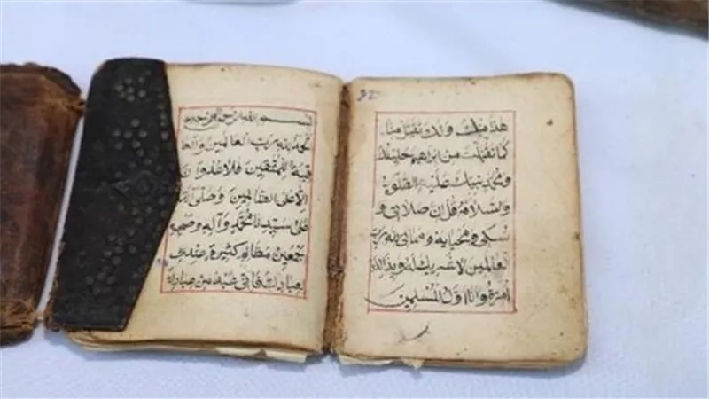 ضبط مخطوطة قرآن بحوزة تجار آثارعمرها 1000 عام