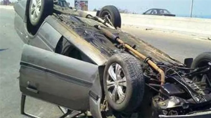 بالاسماء .. مصرع طفل واصابة ١٤ في انقلاب سيارة بطريق مطروح