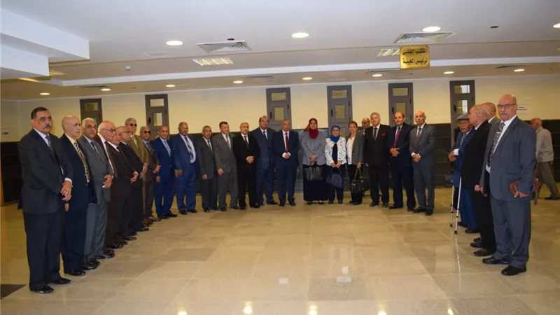 رئيس هيئة النيابة الإدارية يجتمع مديري المكاتب الفنية وفروع الدعوى التأديبية