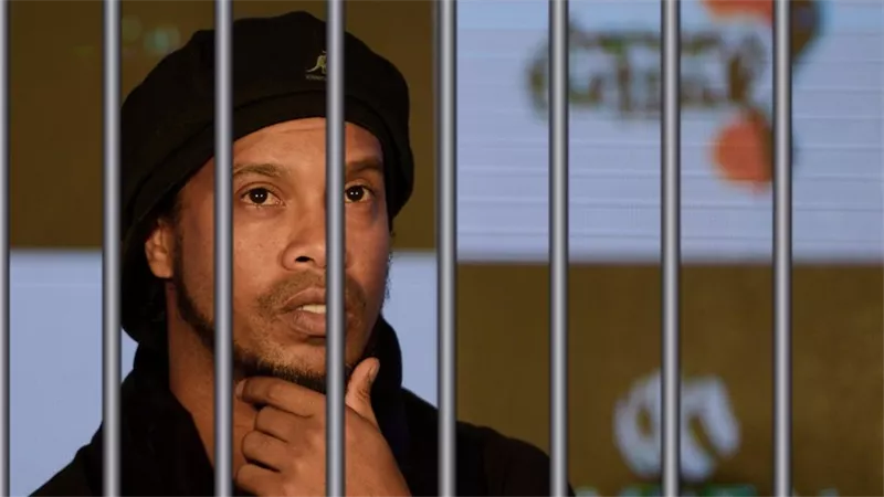 حجز رونالدينيو ومنعه من مغادرة البرازيل