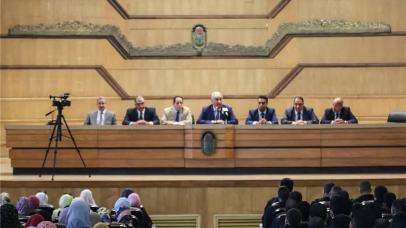 عاشور لشباب المحامين: الوزراء والمحافظون والقضاة يعتزون بأداء اليمين وقسم المحاماة.. 