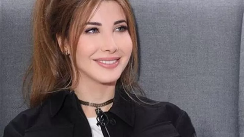 بجاكت جينز ونظارة شمس .. نانسى عجرم تخطف الانظار