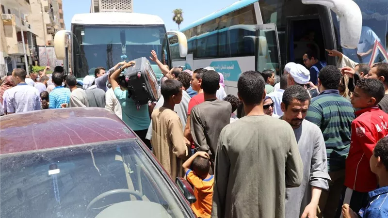 محافظ سوهاج يودع 520 من حجاج الجمعيات الأهلية