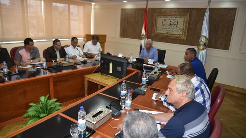 محافظ مطروح يشدد على تأمين التيار الكهربى وتوفير المياه خلال أيام عيد الاضحى